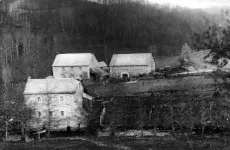 Village englouti &agrave; la mise en eau du barrage de Maury