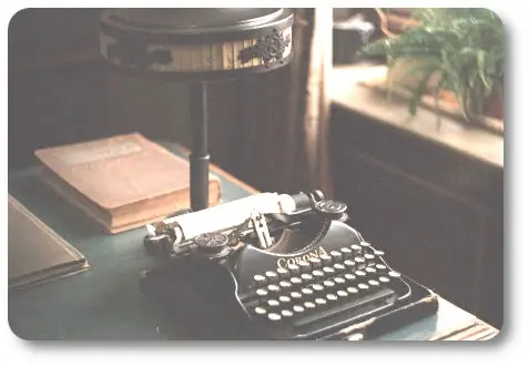 Ancien bureau avec machine à écrire